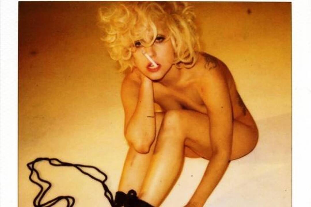 Šokiruojanti Lady Gaga: vergė nuoga krūtine