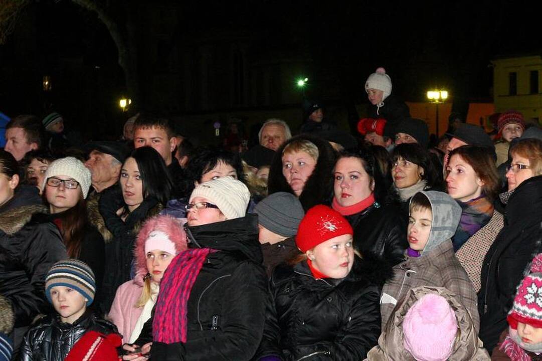Kaune – įspūdingas eglės įžiebimo šou su muzika ir ugnimi 