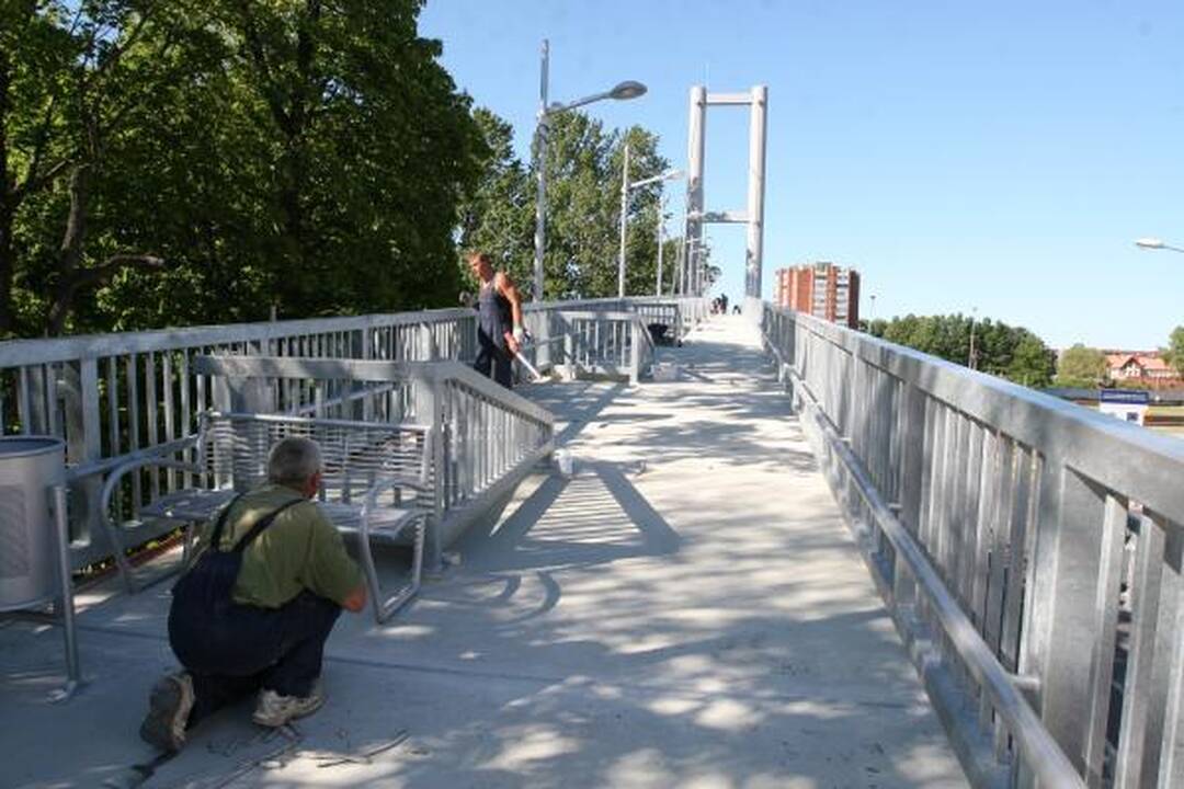 Tinkamu naudoti pėsčiųjų tiltu vaikščioti draudžiama