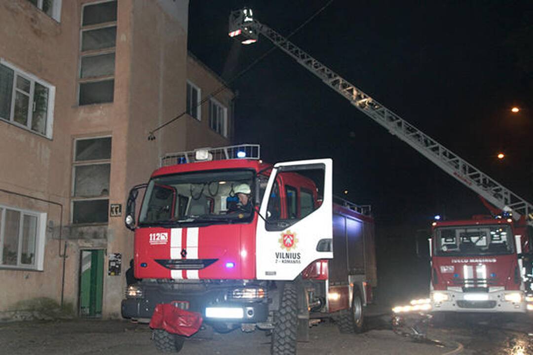 Sostinės Paupio gatvėje sudegė gyvenamasis namas