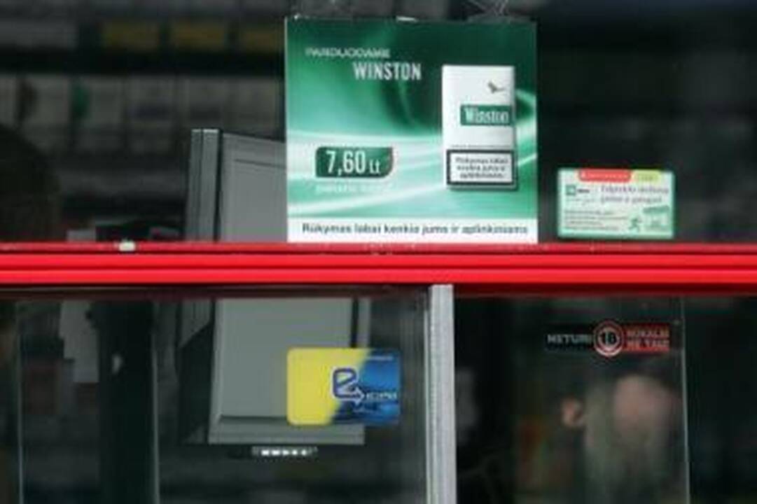 Metodai: po lėkštutėmis grąžai buvę užrašai prie kioskų langų klijuojami ir paprasta lipnia juostele.