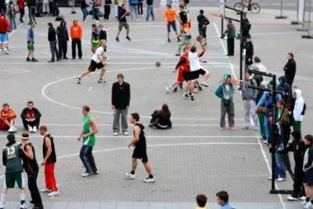 Kovojo: tradiciniame naktinio krepšinio turnyre rungėsi 64 studentų krepšinio komandos, o nugalėtojai paaiškėjo tik apie vidurnaktį.