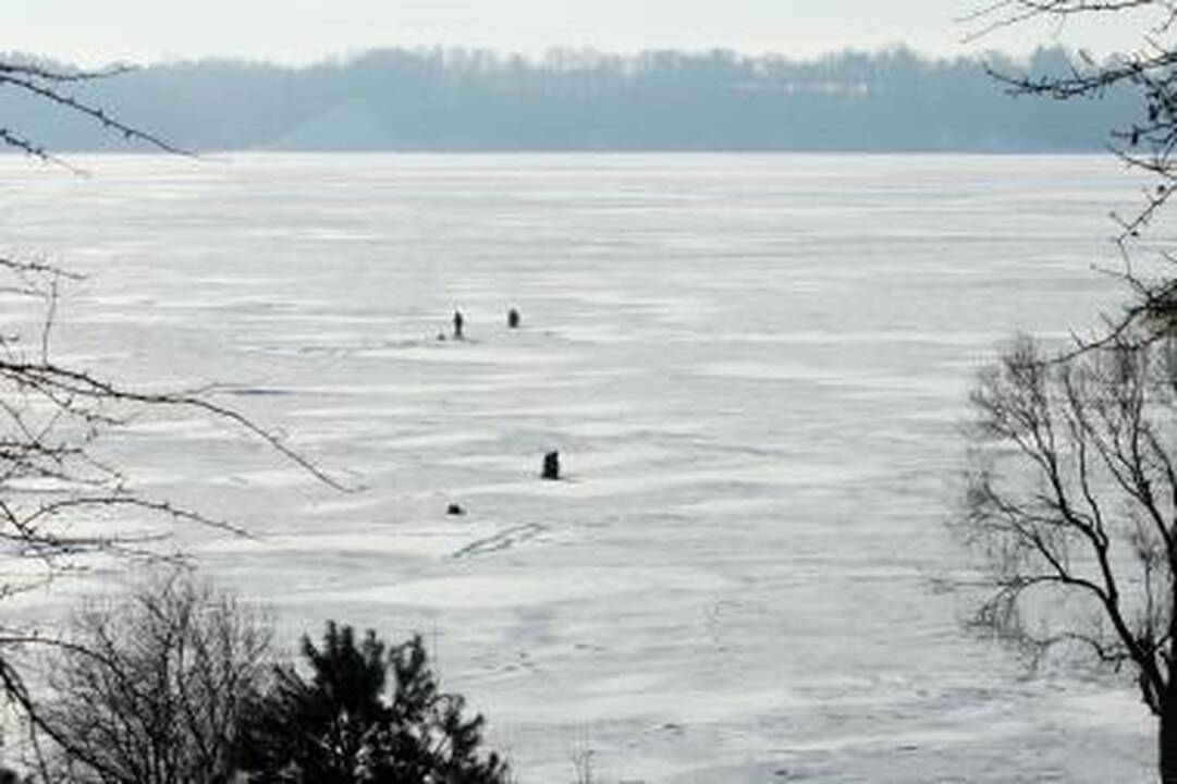 Žuvims stinga deguonies - gyventojai kviečiami valyti sniegą nuo ledo
