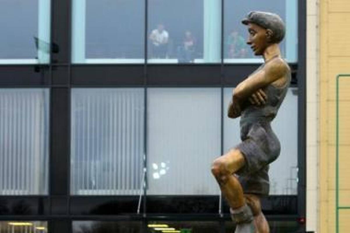 Simboliai: prie Futbolo akademijos įsikūrė pirmoji šalyje skulptūra Lietuvos futbolininkui.