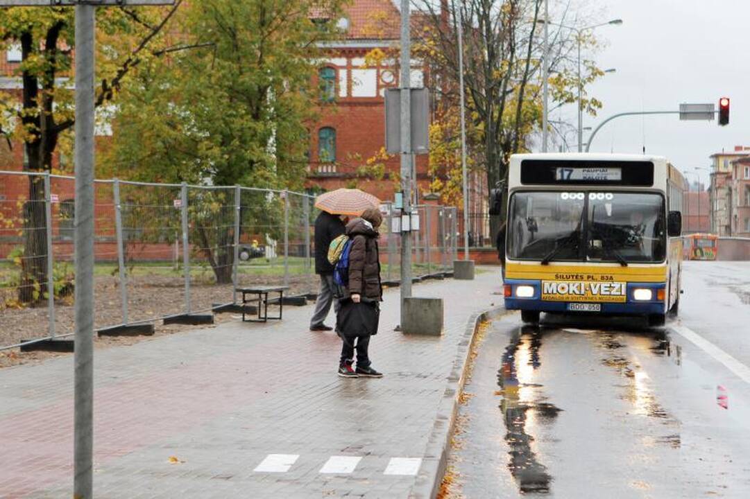 Klaipėdos autobusų stotelėse trūksta pastogių