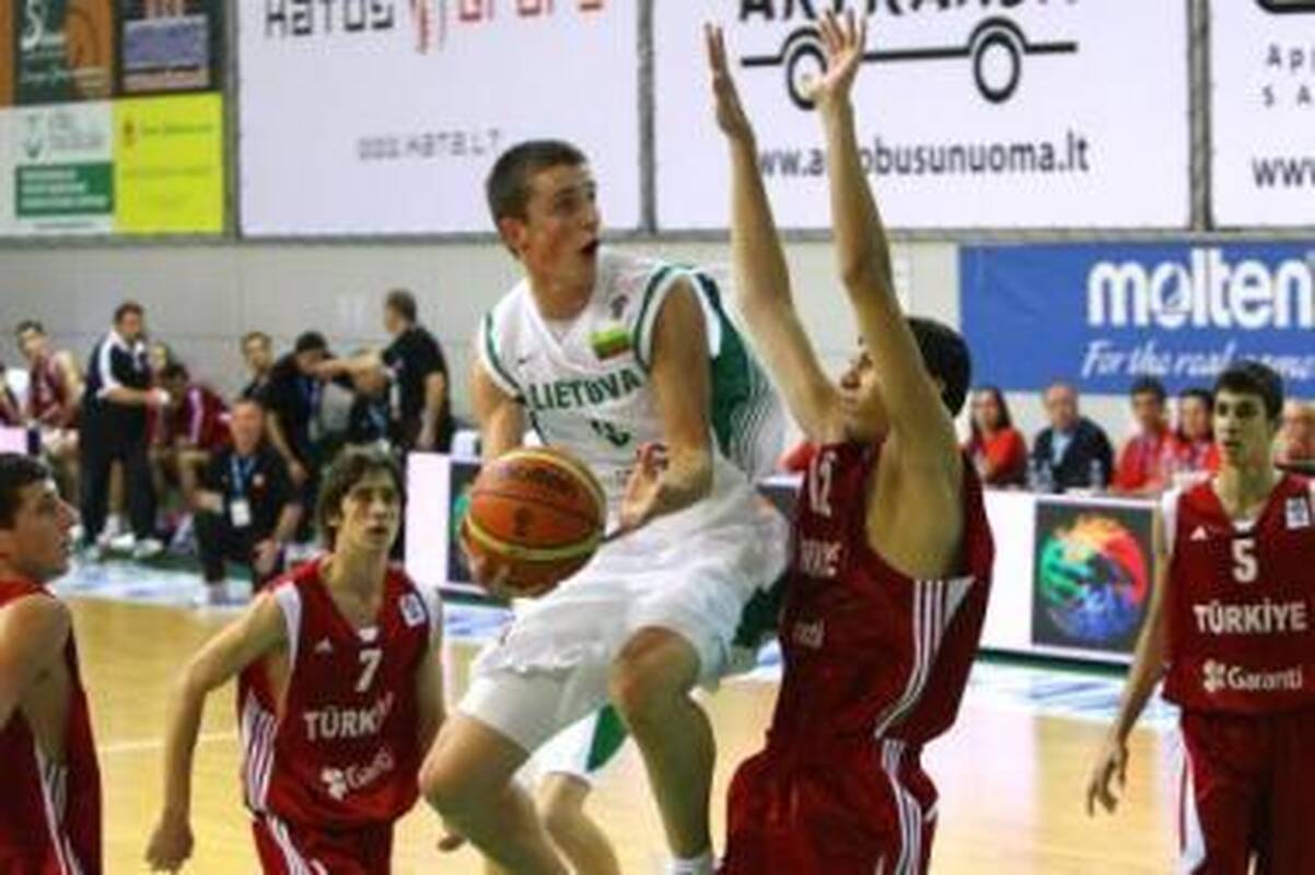 Ateitis: T.Jogėla (su kamuoliu) jau atkreipė krepšinio specialistų dėmesį.