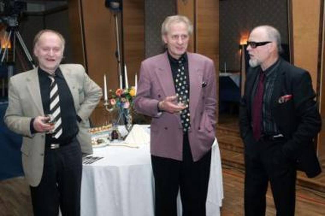 Kolegos: padainavę pasikalbėti stabtelėjo scenos vilkai V.Malinauskas ir Valdemaras Frankonis.