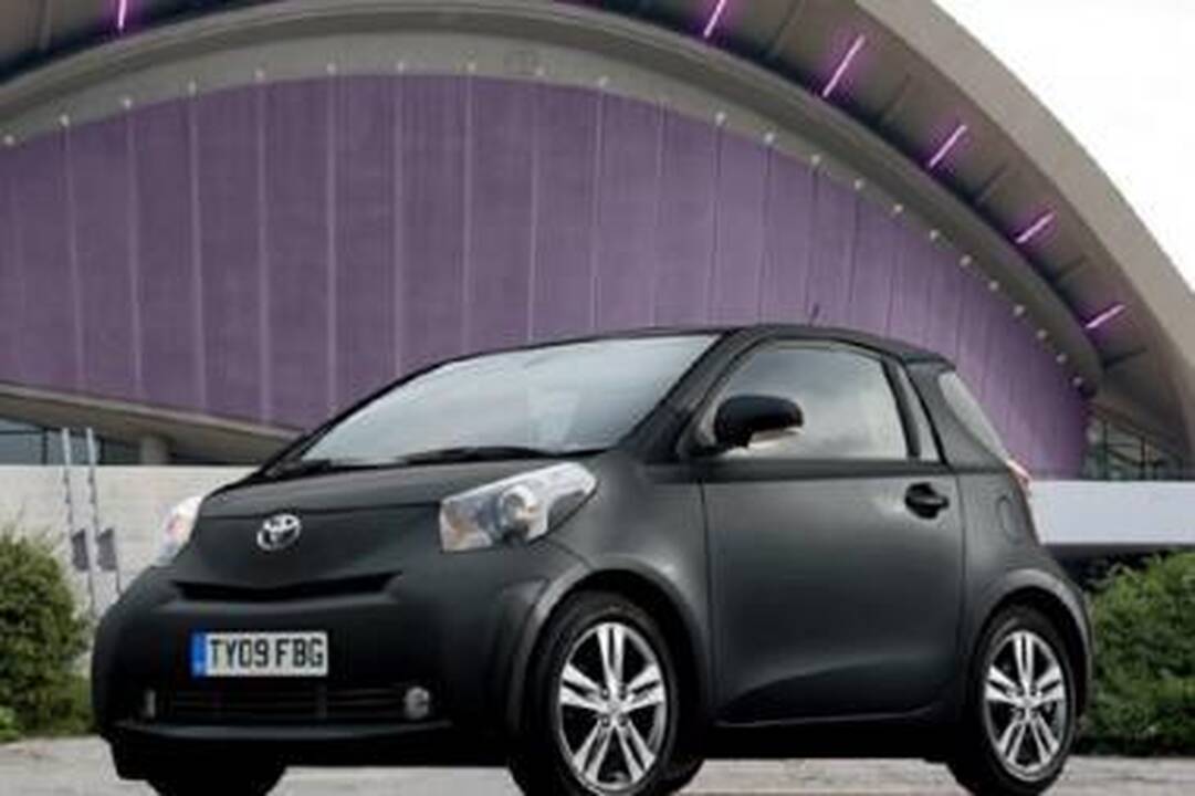 Paradoksas: "Toyotos iQ" ilgis viso labo 2985 mm, tačiau viduje erdvės tarsi "tikrame" automobilyje.	Gamintojų nuotr.