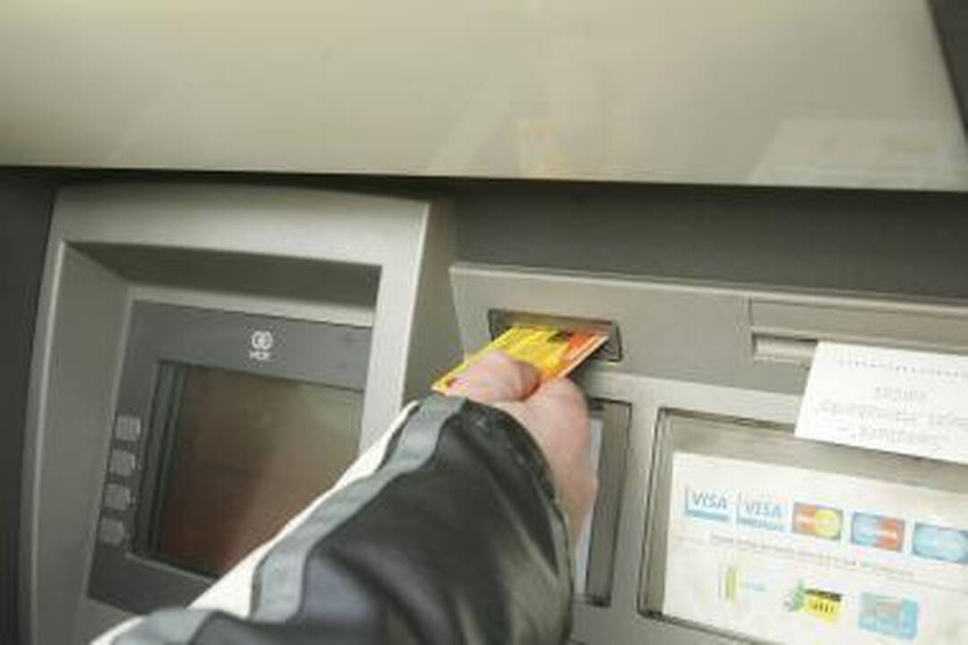 Bumas: nors atlyginimai mažėja, grynuosius pinigus priimančių bankomatų operacijų skaičius nuo šių metų pradžios padidėjo kelis kartus.
