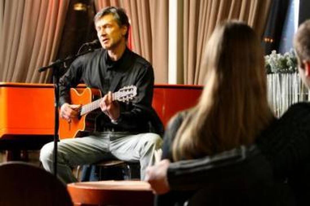 Skambesys:  visą vakarą S.Bareikis beveik nekalbėjo – leido mėgautis gitaros skambesiais.