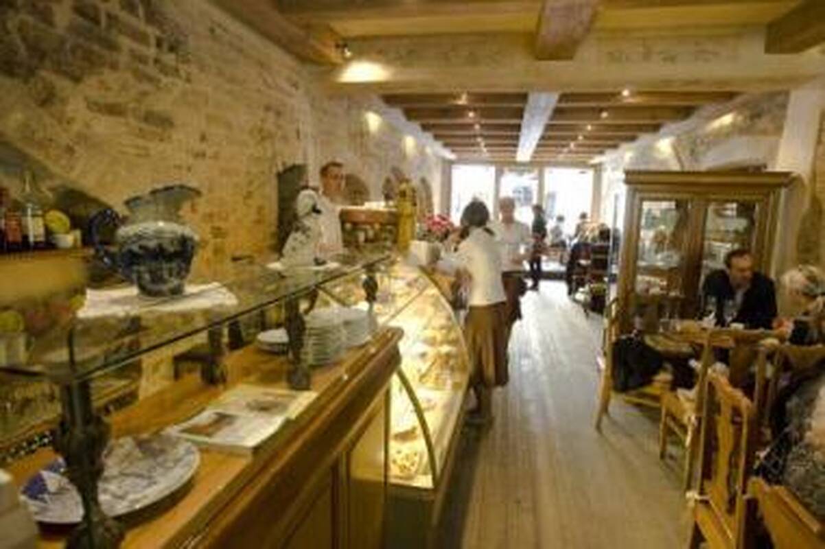 Nepabosta: savo tradicijoms ištikimoje Pilies kepyklėlėje netrūksta nuolatinių klientų.