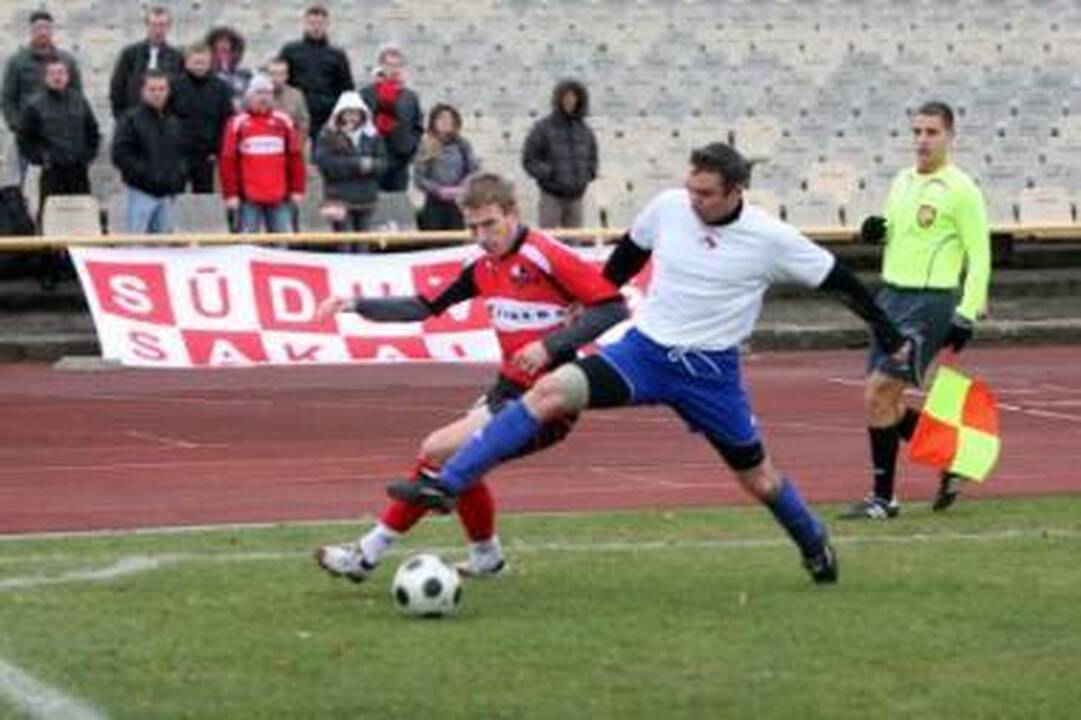 Kova: „Sakuonos“ futbolininkai (balti marškinėliai), kol turėjo jėgų, nė nemanė pasiduoti „Sūduvai“.