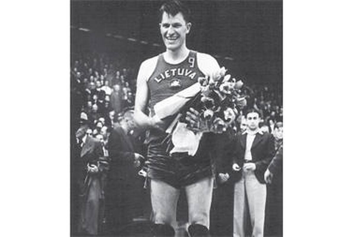 Istorija: P.Lubinas po 1939-ųjų Europos čempionato rungtynių, kuriose lietuviai įveikė latvius.