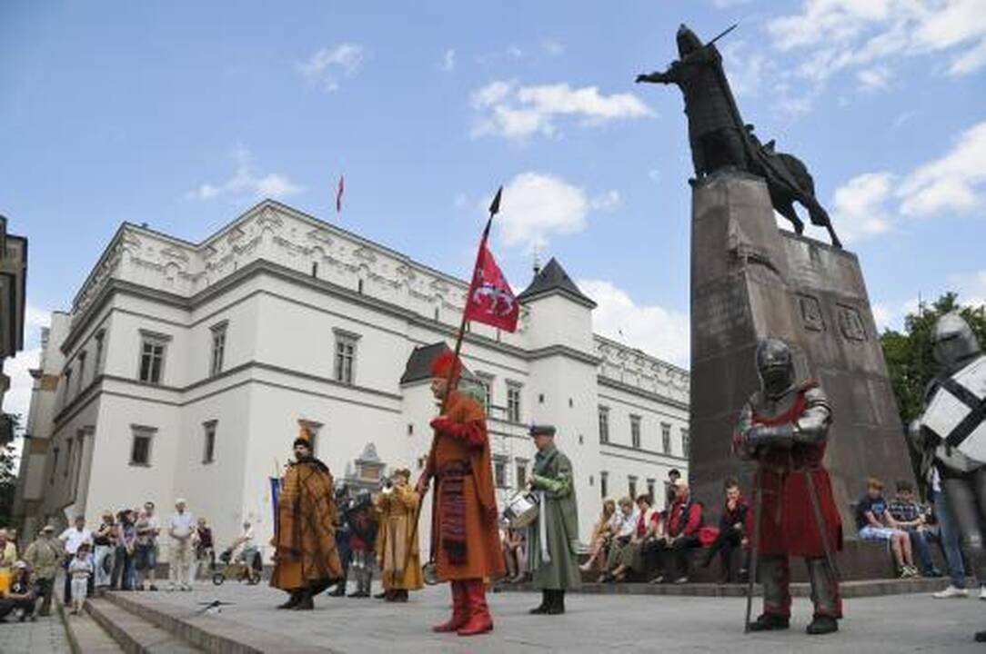 Norintiems pažinti istoriją