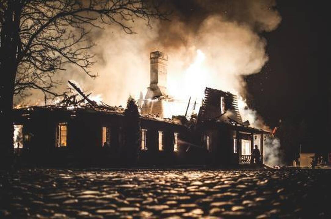 Temidės persekiojamą "Bajorkiemį" prarijo liepsnos