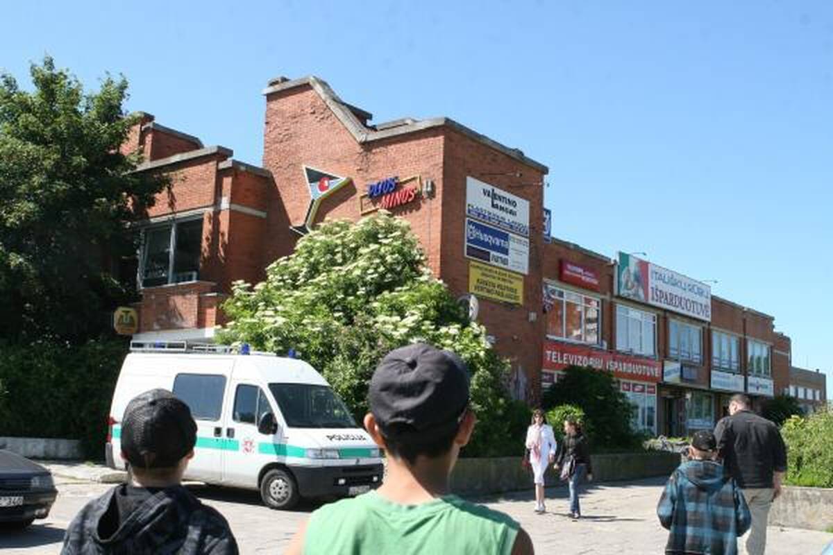 Tyrimas: buvusiuose buities rūmuose, tapusiuose kraupios žmogžudystės vieta, vakar visą dieną darbavosi pareigūnai.