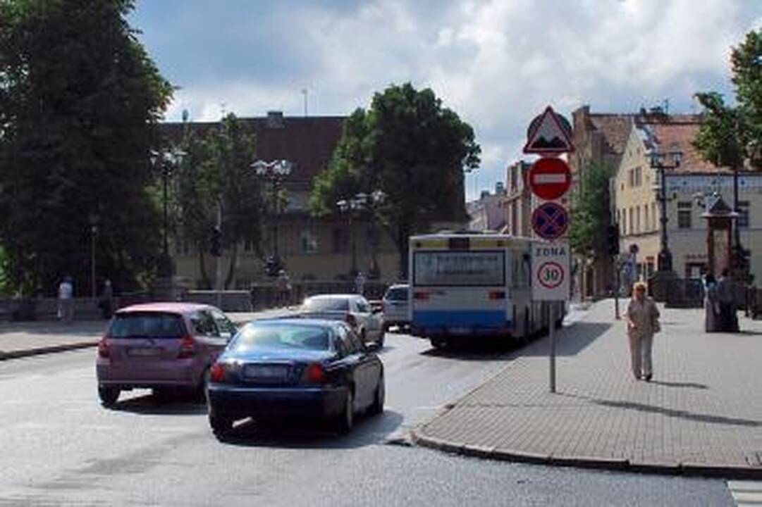 Srautas: nepaisydami draudžiamų ženklų, Tiltų gatve vienas po kito nepaliaujamai važiuoja automobiliai.