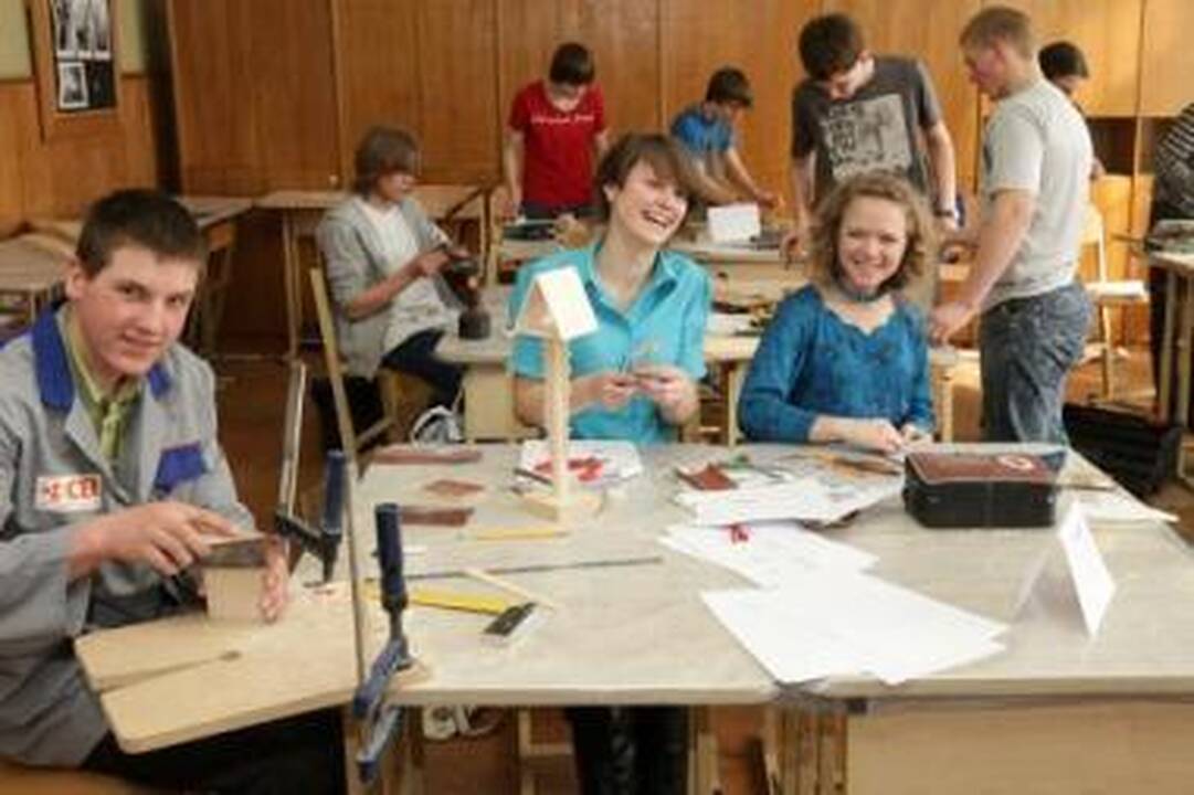 Neįprasta: konstrukcinių medžiagų technologijų grupėje kūrybingumu pasižymėjo Greta Statkutė ir Dorina Šukytė, sėkmingai dalyvavusios šiame gan vyriškame konkurse.