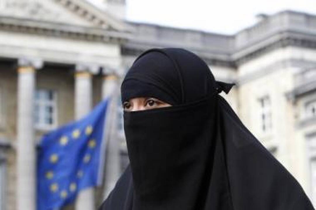 Nuomonės: dauguma prancūzų, vokiečių, ispanų ir britų palaiko draudimą dėvėti burkas.