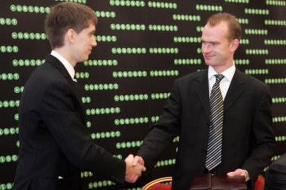 Pagaliau: rėmimo sutartį parašais sutvirtino VMFD "Žalgiris" direktorius M.Kasperūnas (dešinėje) ir UNIBET atstovas A.Janickas.