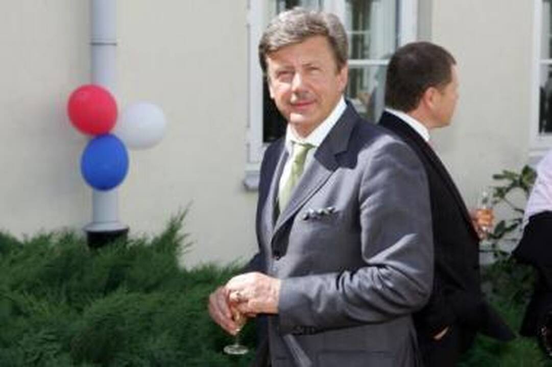 Laukiamas: ambasados šventėse visuomet laukiamas advokatas Leonas Virginijus Papirtis, išgarsėjęs kaip dainininko Bertrand'o Cantat, nuteisto už draugės aktorės Marie Trintignant...