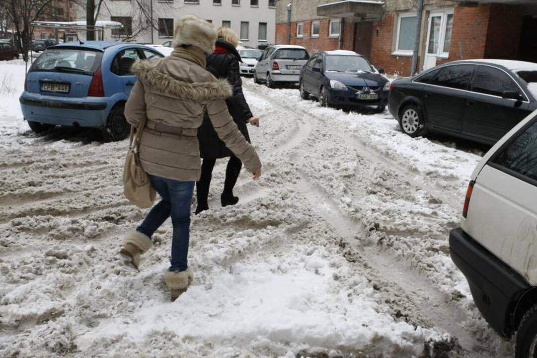 Klaipėdos gyventojai patys kiemuose kas sniegą