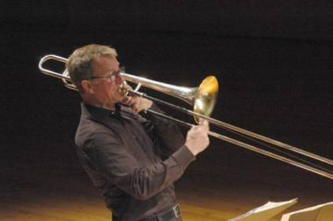 Kartu: trombonininkas M.Svoboda, aktorius D.Meškauskas, perkusininkas S.Astrauskas ir V.Lukočiaus diriguojamas Klaipėdos kamerinis orkestras festivalio publikai ruošia net kelias staigmenas.