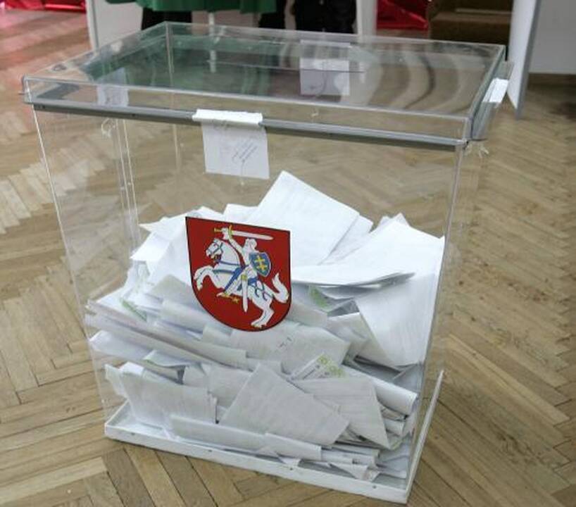 Biuleteniai krinta į naujas balsadėžes