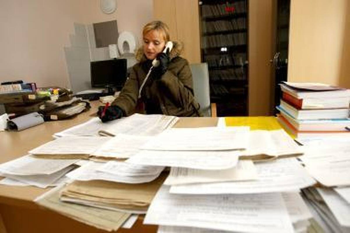 Šaltis: bendruomenės slaugytoja Alma Ratkuvienė ligonių laukia vilkėdama striukę ir mūvėdama pirštines.