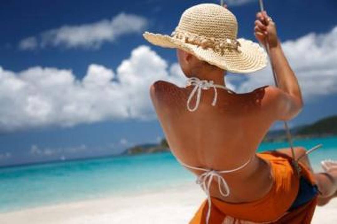 Kuklumas: jaunos prancūzės paplūdimiuose stengiasi pridengti intymias kūno vietas.