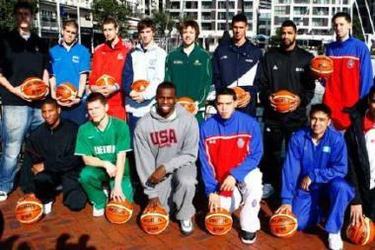 Pažintis: rinktinių kapitonai dalyvavo oficialiai pristatant čempionatą.