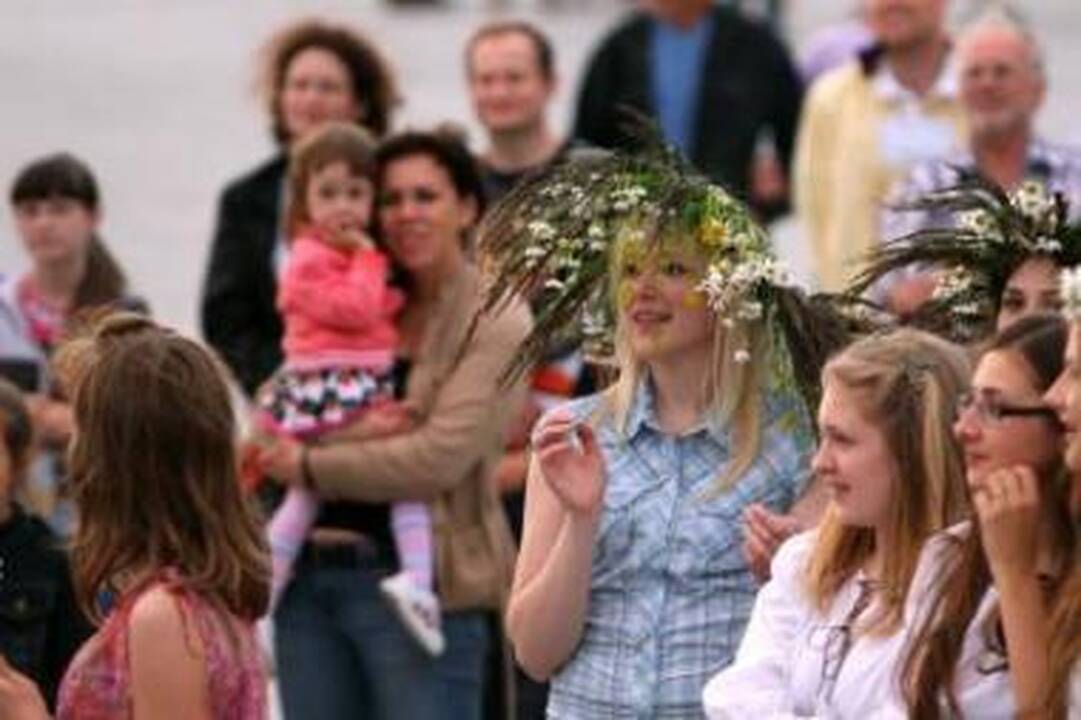 Tradicija: kaip ir praėjusiais metais, tikėdamosi sužinoti ateitį, merginos pins ir plukdys vainikėlius.