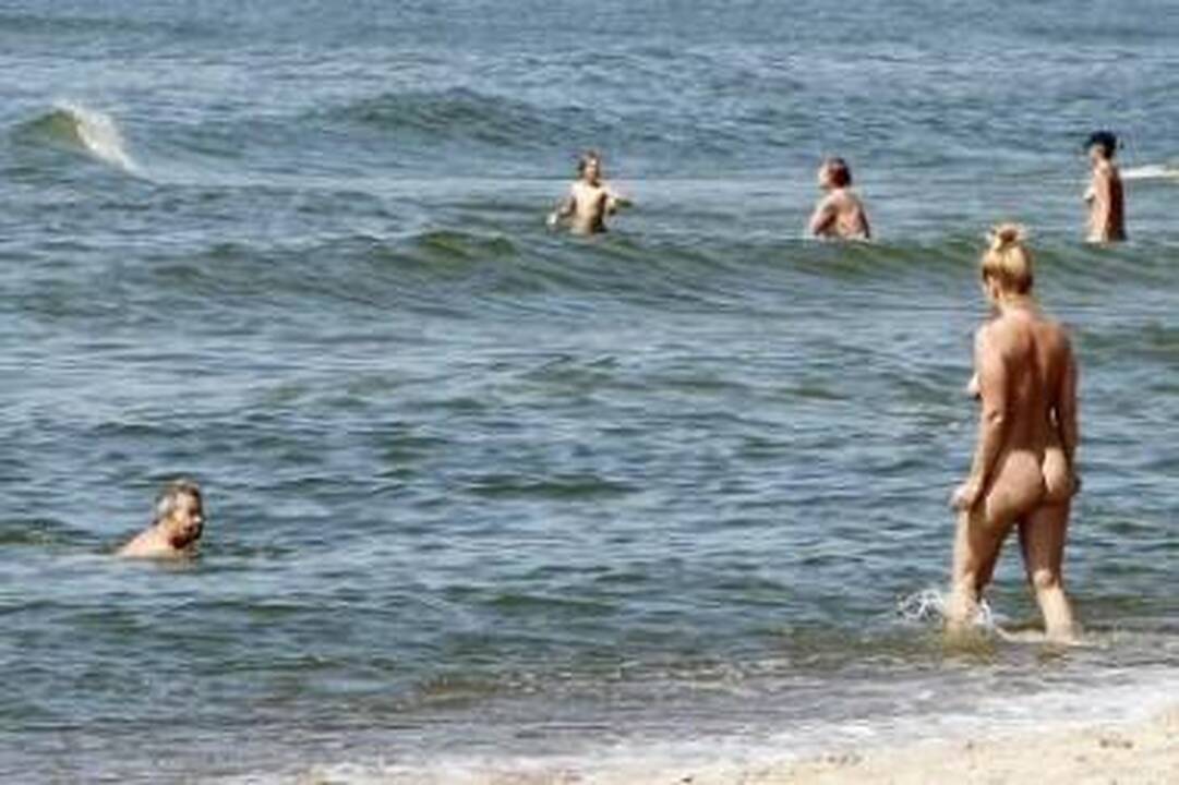 Vasarą palydėjo nuogi