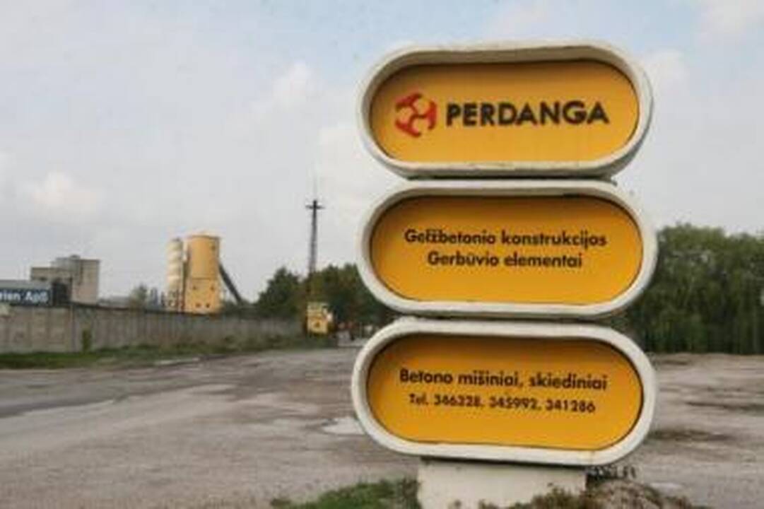 Situacija: nors bendrovės "Perdanga" veikla aplinkiniams gyventojams kelia nemažai nepatogumų, jos iškeldinimo dar teks palaukti.
