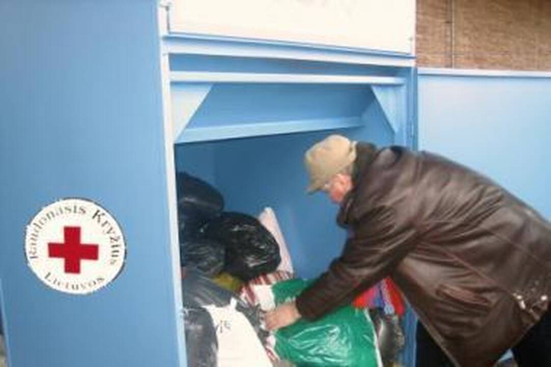 Pagalba: paaukoti drabužiai išdalijami skurstantiems žmonėms.
