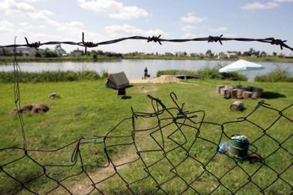 Nesulaiko: tvora su privačios teritorijos ženklu žvejų nesustabdo – jie nevengia patys atsidaryti vartų.