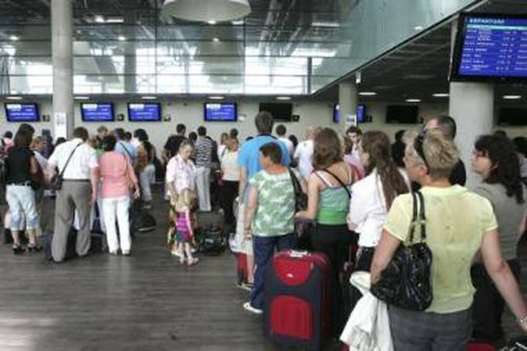 Priežastis: „Ryanair“ lėktuvas iš oro uosto nepakilo, nes į variklį pateko paukštis.