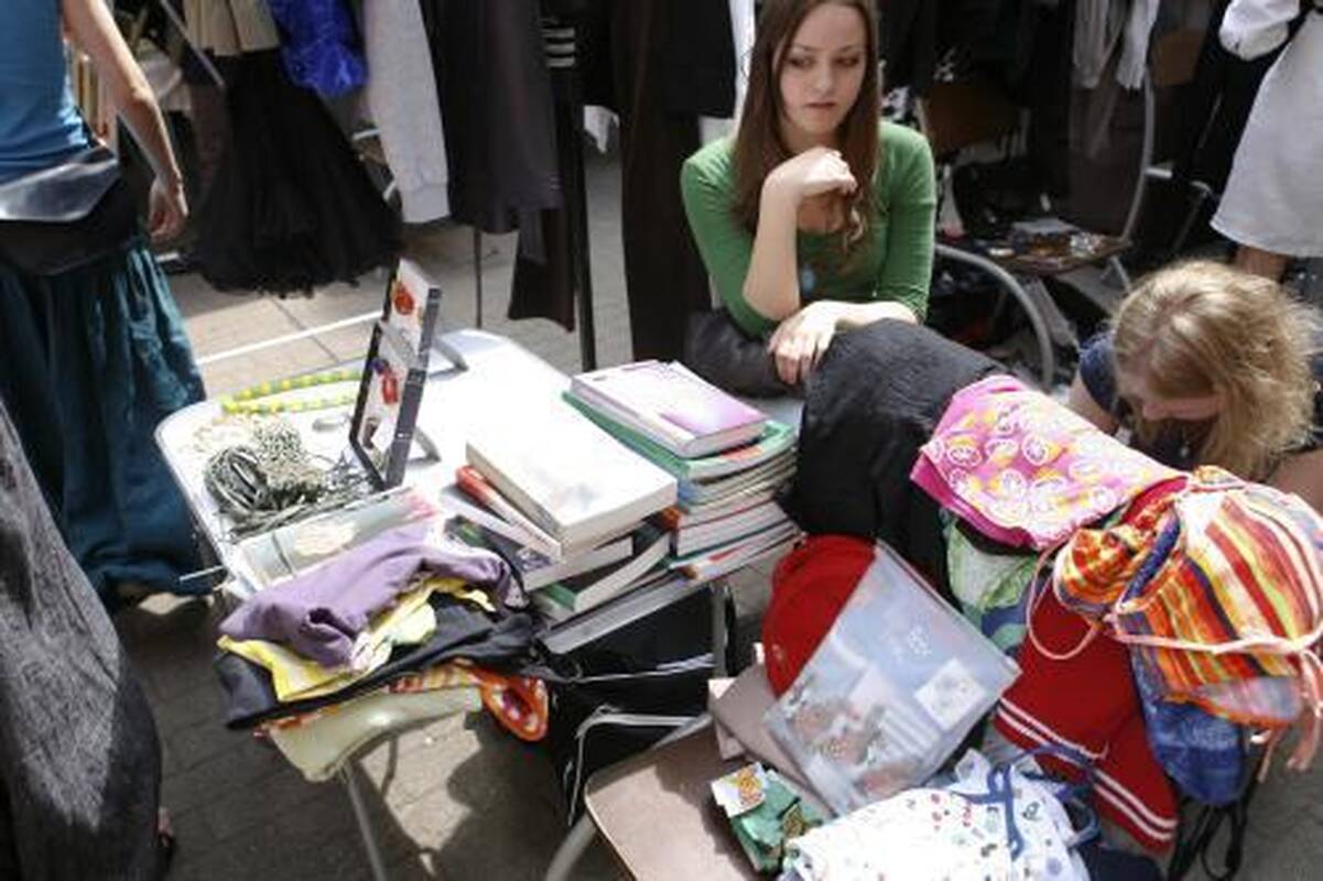 Blusų turgus grįžta į kiemelį