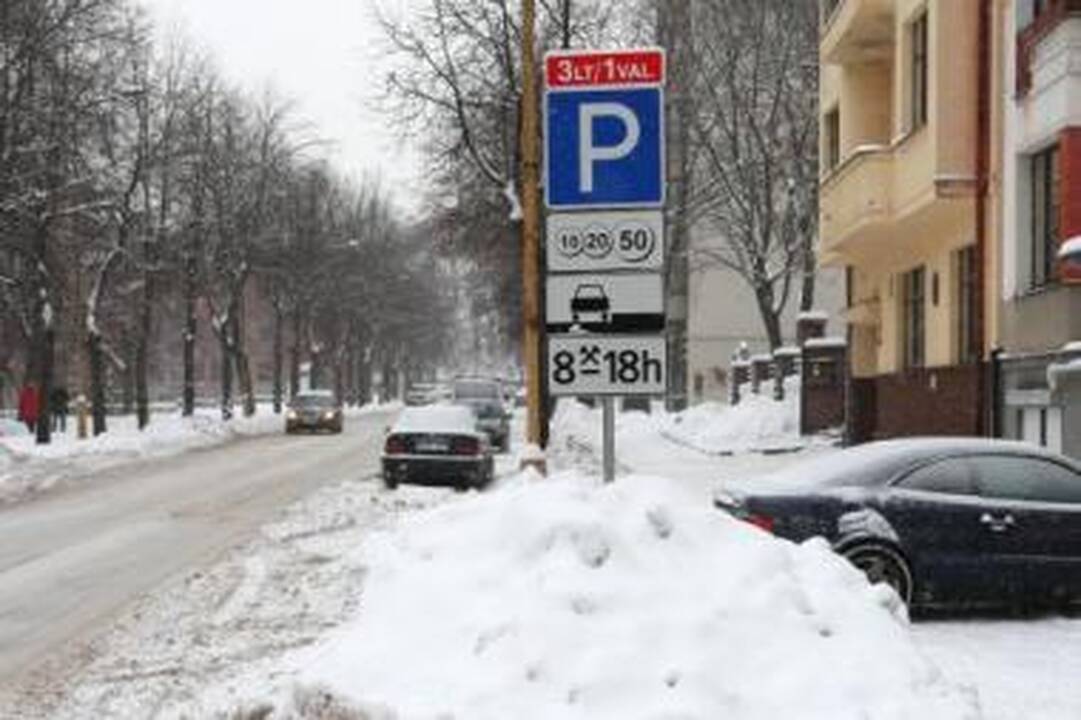 Nevalo: vairuotojai piktinasi, kad dėl sniego gausos automobilius sunku pastatyti ir mokamose vietose.