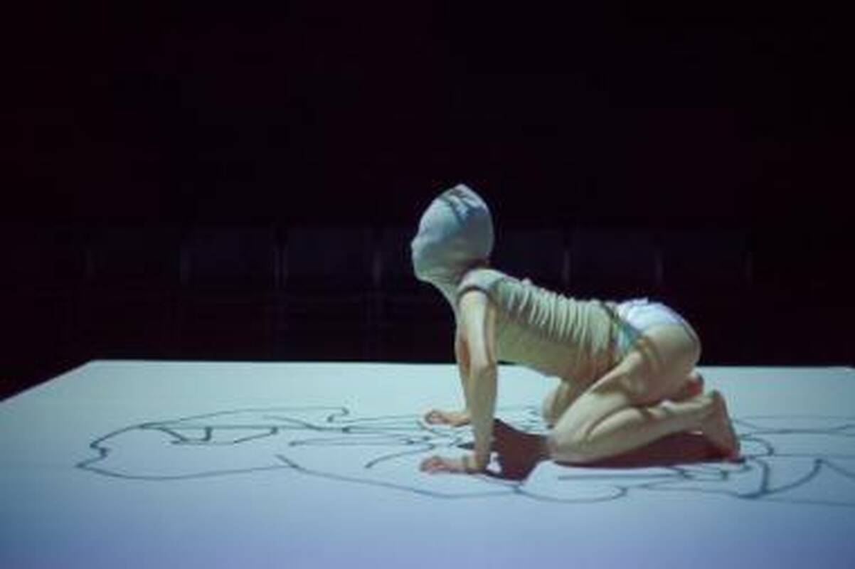 Kitaip: italų trupė "Il Posto" kauniečius žavėjo vertikaliu šokiu ant M.Žilinsko galerijos sienos.