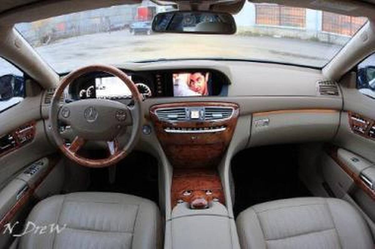 "Bomba": M.Svobutas su gyvenimo drauge Olesija šalia "Mercedes Benz CL 600".