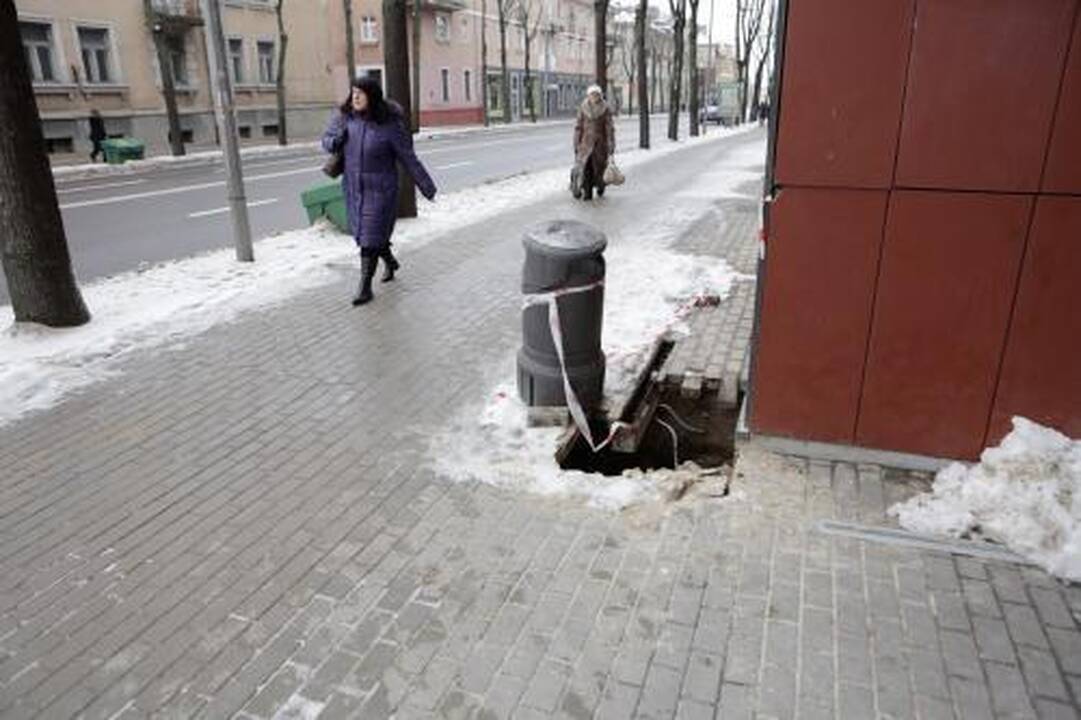 Šaligatvyje atsivėrė skylė