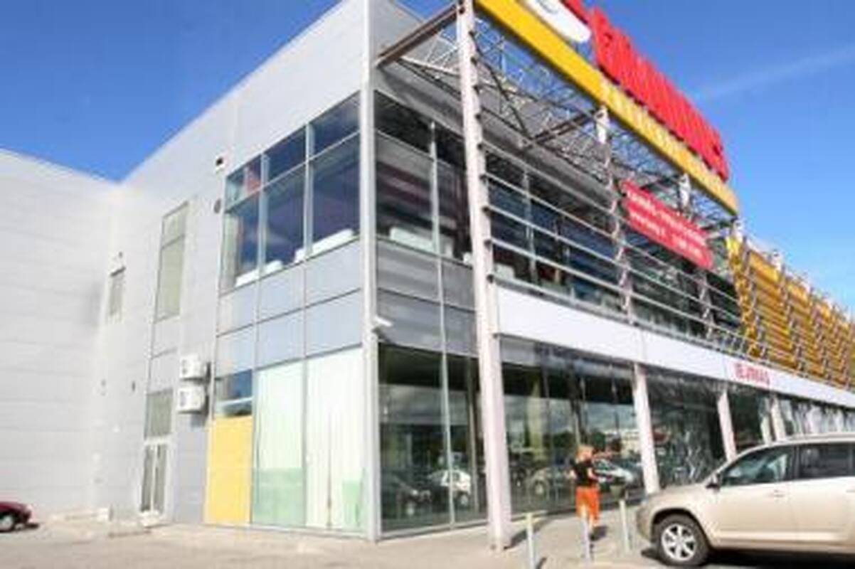 Grobis: išdaužę stiklinę sieną naktį vagys pateko į vaistinę ir iš sandėliuko išnešė seifą.