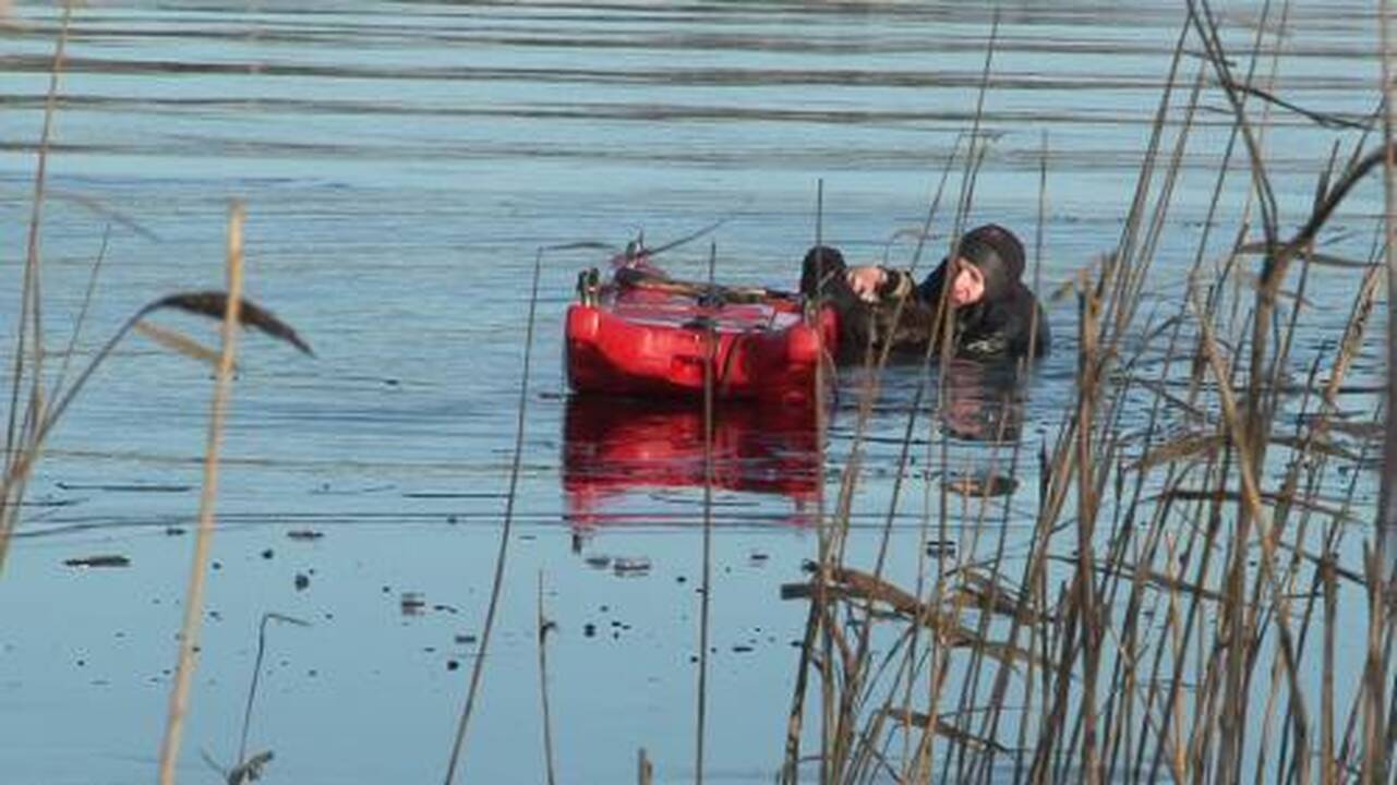 Skęstantį vaiką traukė iš po ledo