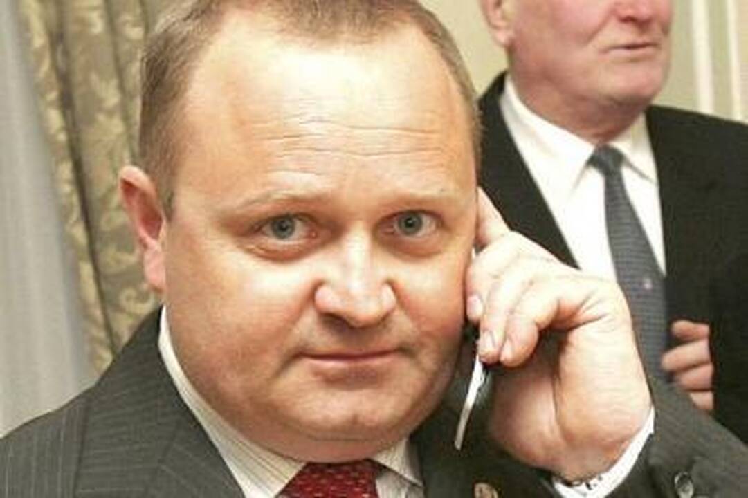 Situacija: E.Galvanauskas nusivylė valdininkų žodžiais ir pažadais.