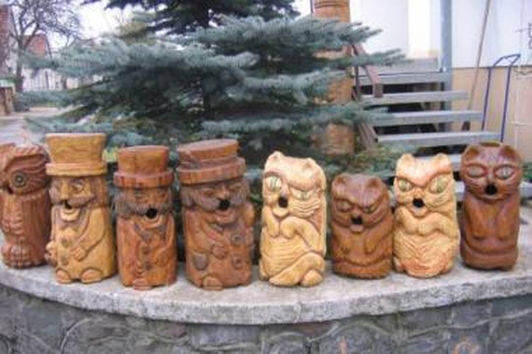 Originalu: šio inkilo-katino prototipas tebegyvena drožėjo sodyboje.