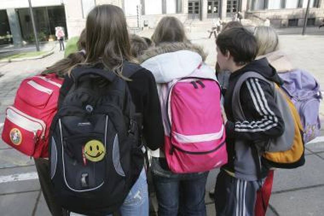 Nešuliai: moksleivių kuprines tikrinę specialistai jose aptiko ne tik vadovėlių ir sąsiuvinių.