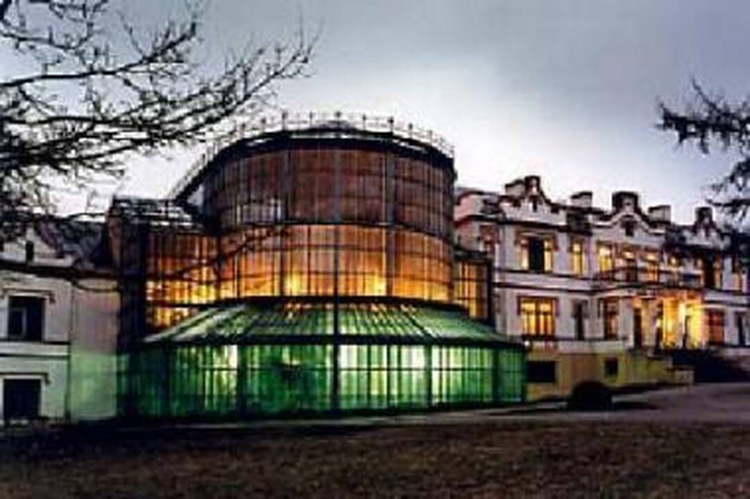 Rūmai: Kretingos muziejus penktąsyk virs didžiulės Dvaro šventės centru.