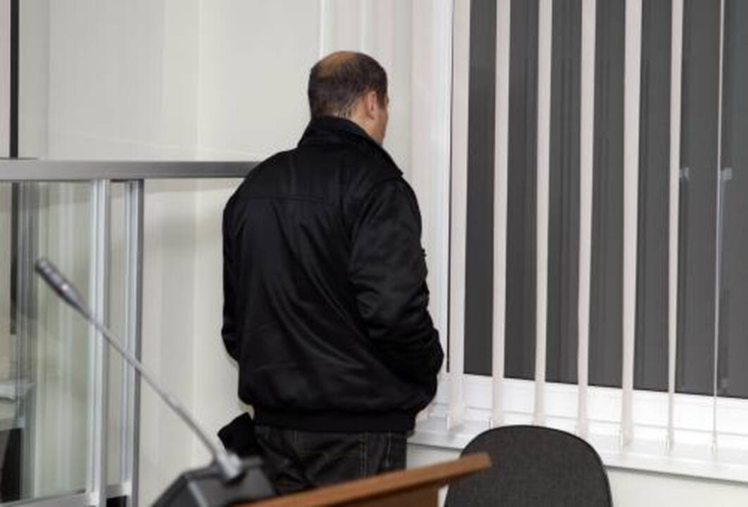 Mokytojas tvirkino giminaitės dukrą