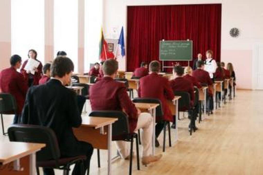 Reakcija: brandos egzaminų rezultatai vienus abiturientus pradžiugino, kitus nuliūdino.